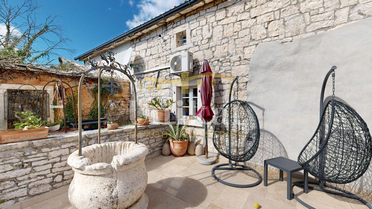 Čudovita posest z dvema kamnitima hišama in bazenom